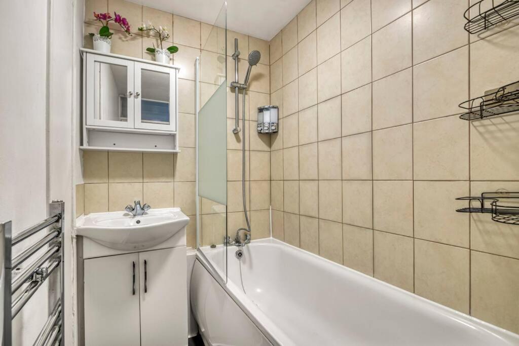 ロンドンPeaceful 2-Bed South Bankアパートメント エクステリア 写真